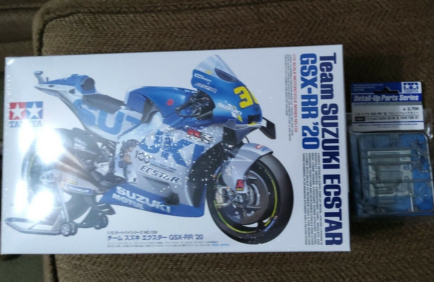 Tamiya Team Suzuki ECSTAR GSX-RR 2020 motorcycle kit 14139 & Front Fork detail