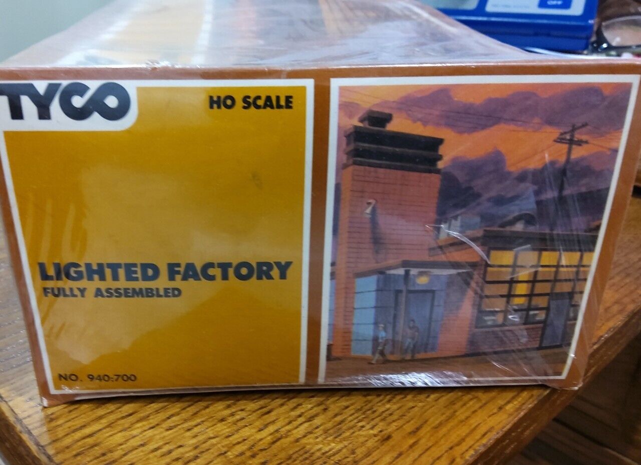 HO SCALE 1:87 TYCO No. 940:700 LIGHTED FACTORY FULLY ASSEMBLED LAYOUT MODEL NEW