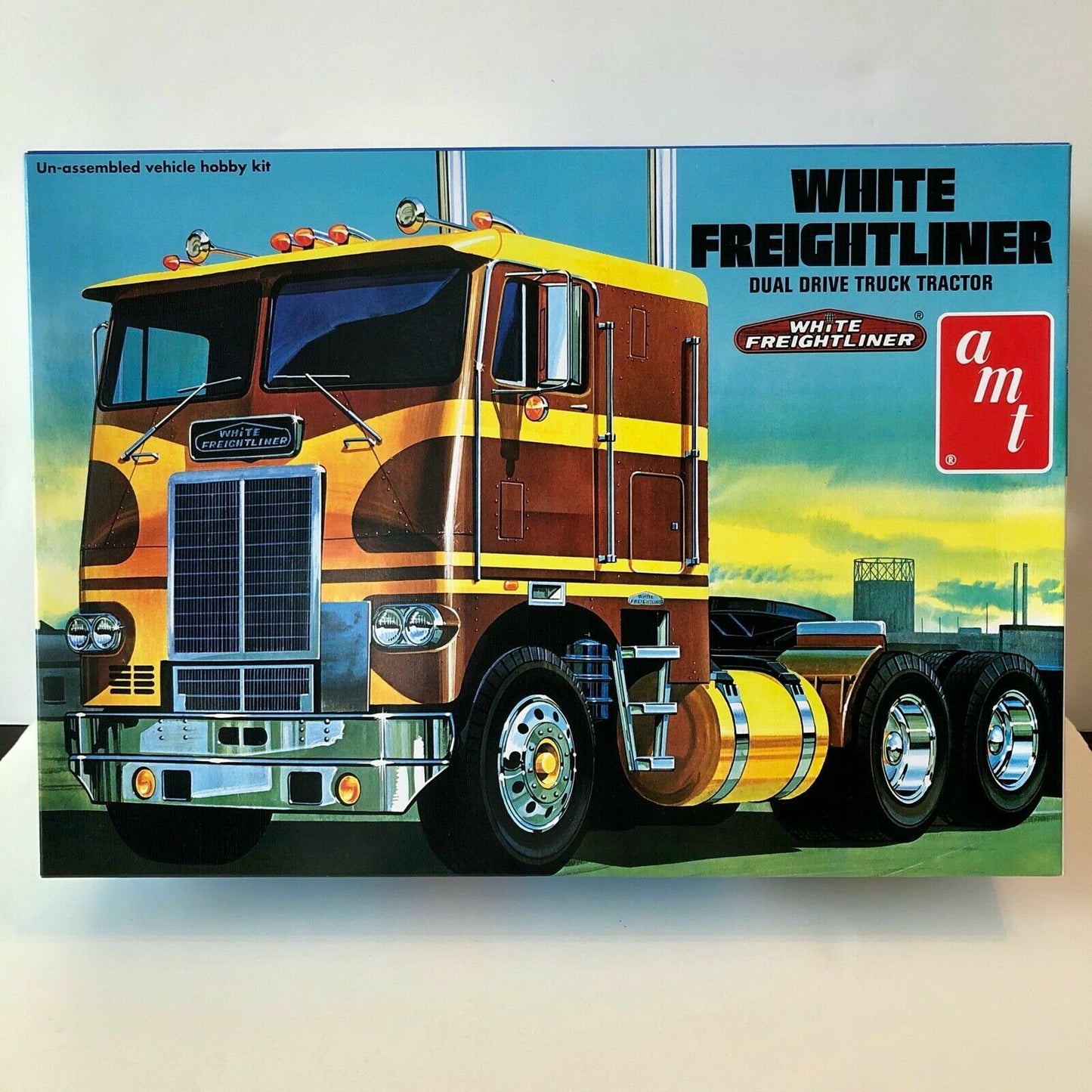 AMT 620 1/25 White Freightliner Dual Drive Truck Tractor Model Kit