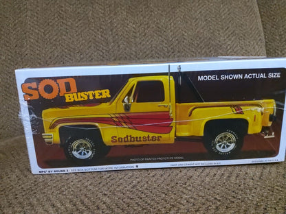 MPC 972 Sod Buster 1981 Chevy 4x4 Stepside Pickup Truck 1/25 KIT FS