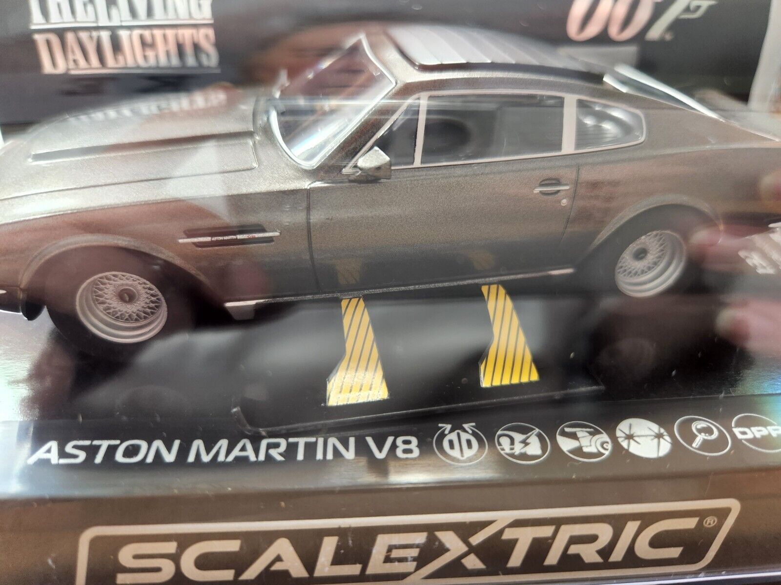 James Bond Aston Martin V8 The Living Daylights 1/32 Scale C4239 Scalextric new!