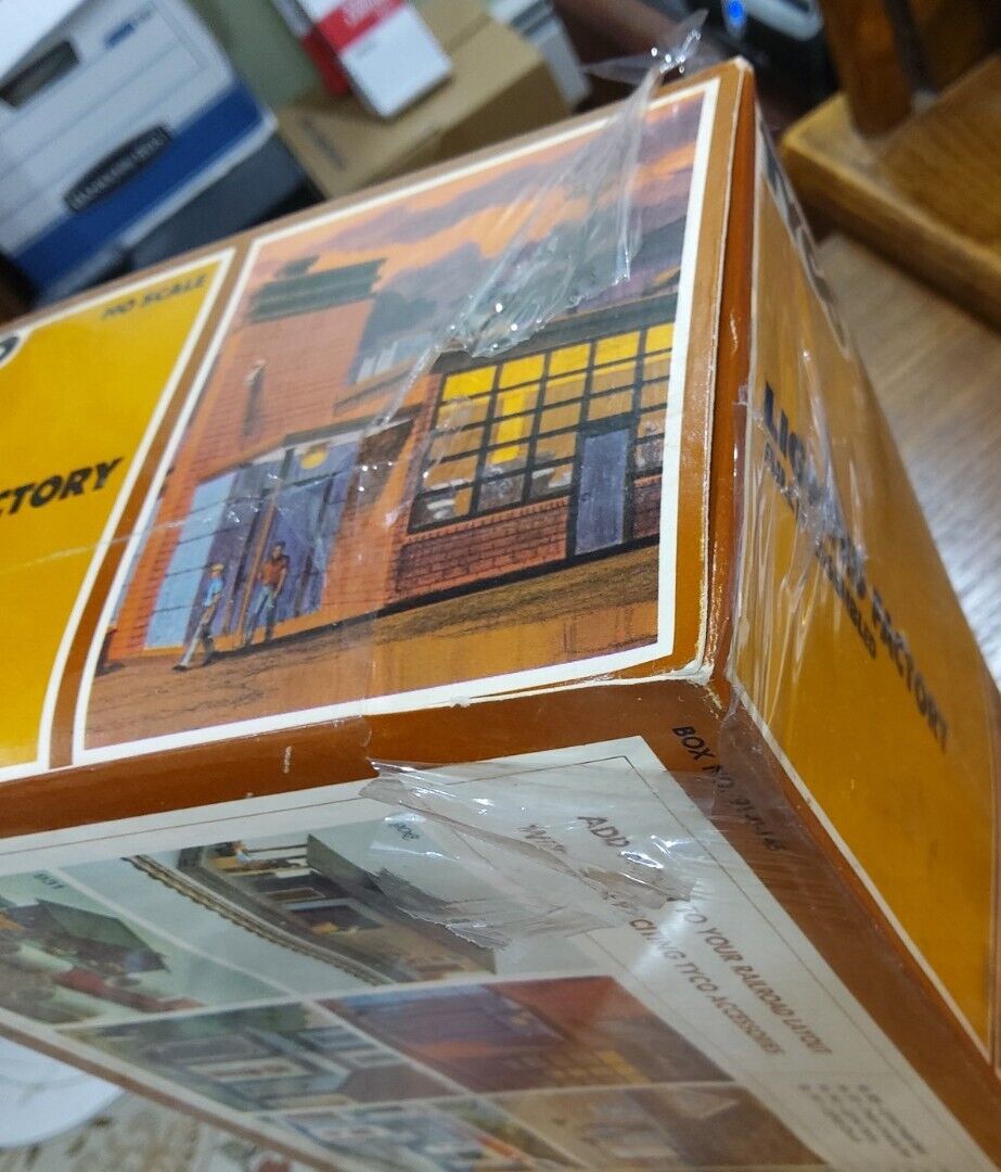 HO SCALE 1:87 TYCO No. 940:700 LIGHTED FACTORY FULLY ASSEMBLED LAYOUT MODEL NEW
