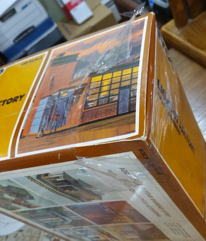 HO SCALE 1:87 TYCO No. 940:700 LIGHTED FACTORY FULLY ASSEMBLED LAYOUT MODEL NEW