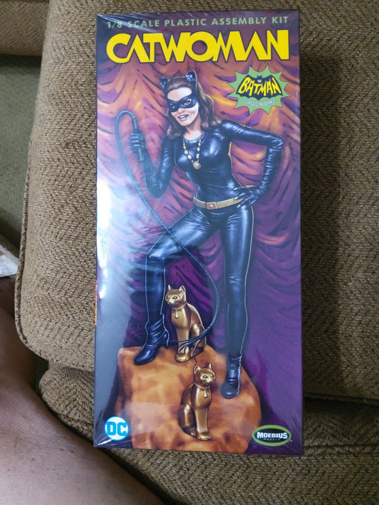 Moebius Models MOE952 Catwoman 1966 Batman TV Series 1:8 Plastic Model Kit 